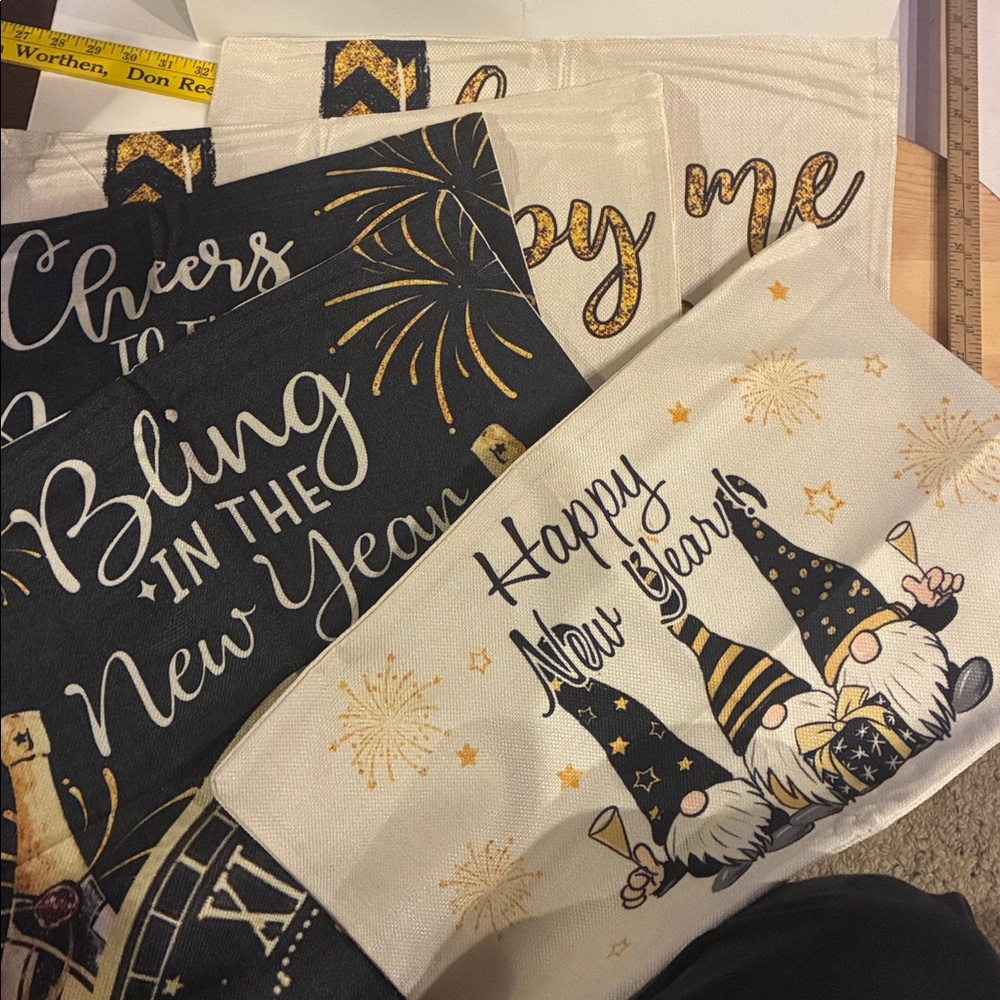 Set/5 New Years Eve Kiss 🥂🍾 Pillow Cases Coverings  Holiday Decor Gnomes Cheers